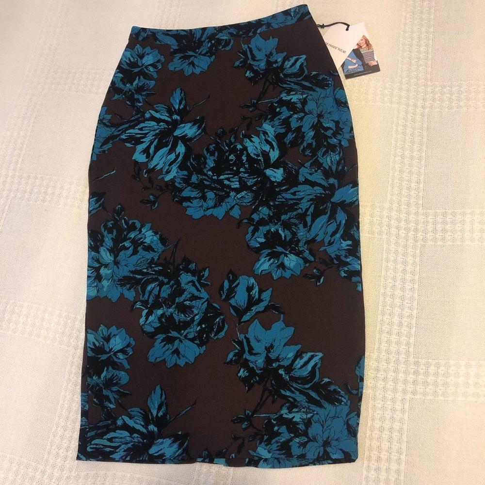 Beautiful floral skirt - Picture 4 of 10